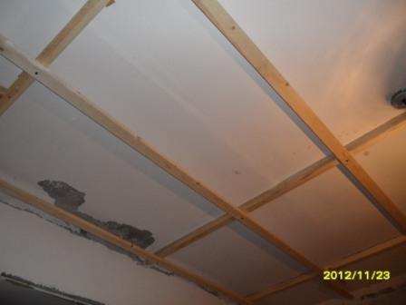 Монтаж панелей ПВХ на потолок