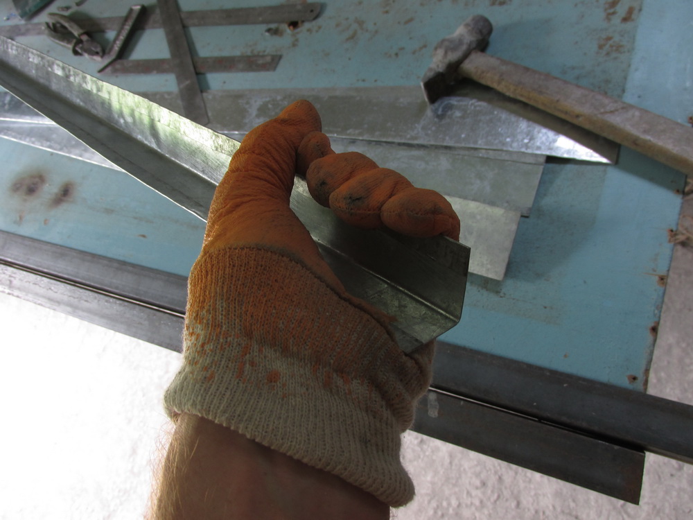 Как правильно сделать самодельный уголок из металлопрофиля для крыши: инструменты и материалы, создание, пошаговая инструкция, фото - изготовление уголков металлических своими руками