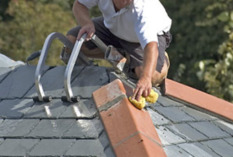 Как правильно сделать текущий ремонт крыши частного жилого дома на даче (гаража) своими руками: инструменты и материалы (мастика битумная кровельная), технология, процесс, советы, инструкции, правила, рекомендации