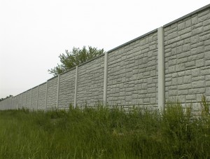 Забор из бетонных конструкций