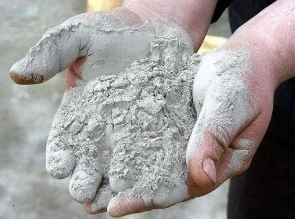 Сухая цементная смесь в руках