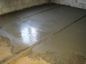 Черновой бетонный пол с комнате