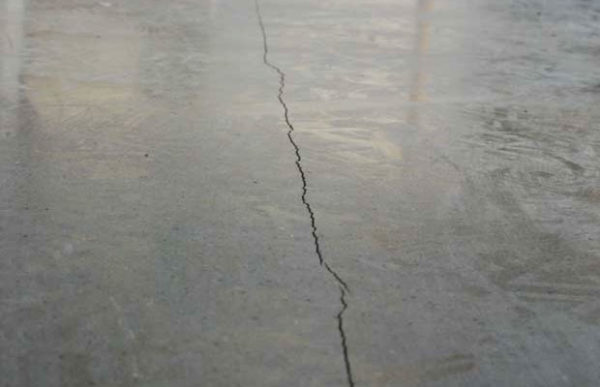 Дефект бетонного покрытия - трещина на полу