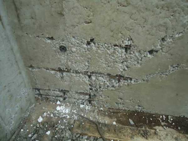 явные повреждения поверхности бетона