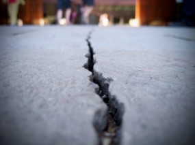 бетонный пол с трещиной
