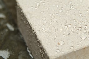 дождь на бетонной плите