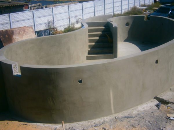 бассейн из бетона необычной формы