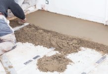 этап заливки и выравнивания бетона