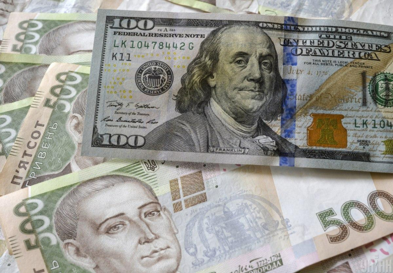 К концу недели в обменниках начал меняться курс доллара