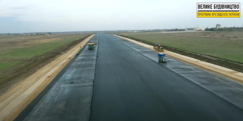В аэропорту Херсона завершается "Большая стройка" взлетно-посадочной полосы